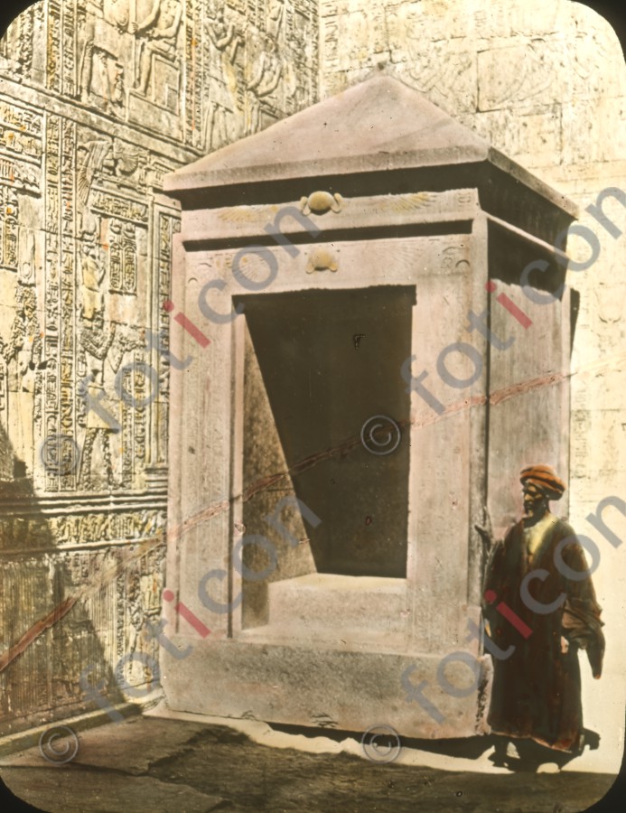 Im Inneren des Tempels von Edfu | Inside the Temple of Edfu (foticon-simon-008-065.jpg)